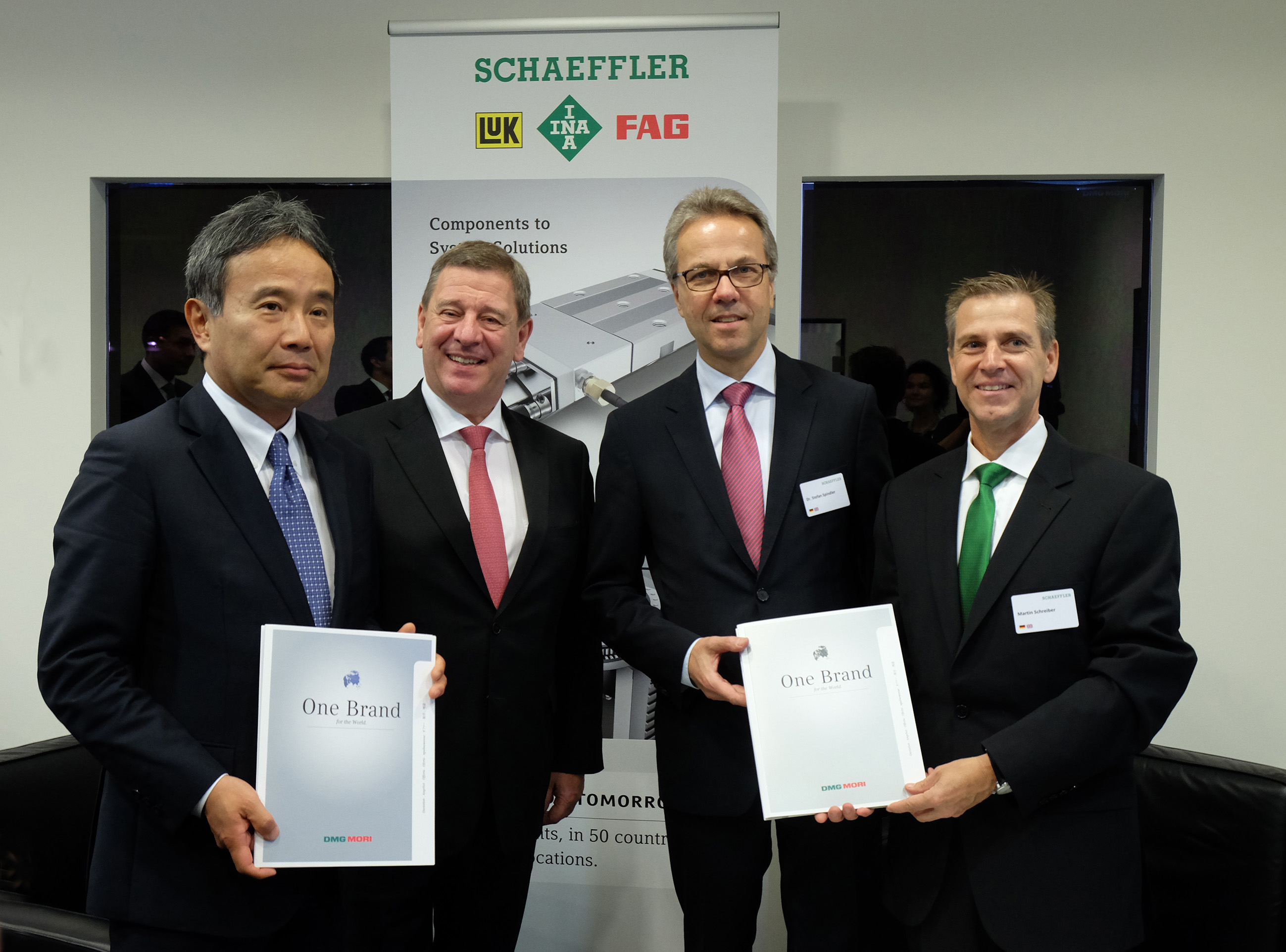 舍弗勒與德馬吉森精機(jī)簽署全球營(yíng)銷協(xié)議。從左至右：德馬吉森精機(jī)有限公司首席執(zhí)行官森雅彥博士、德馬吉森精機(jī)股份有限公司首席執(zhí)行官呂迪格&middot;卡皮察博士、舍弗勒集團(tuán)工業(yè)事業(yè)部首席執(zhí)行官斯特凡&middot;施平德勒博士、舍弗勒集團(tuán)工業(yè)事業(yè)部制造機(jī)械事業(yè)部總裁馬丁&middot;施賴伯。